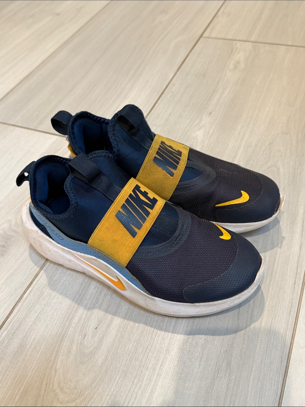 Nike Kids Flex Runner Navy and Yellow Elastic Strap Slip-On Sneakers, size 4.5